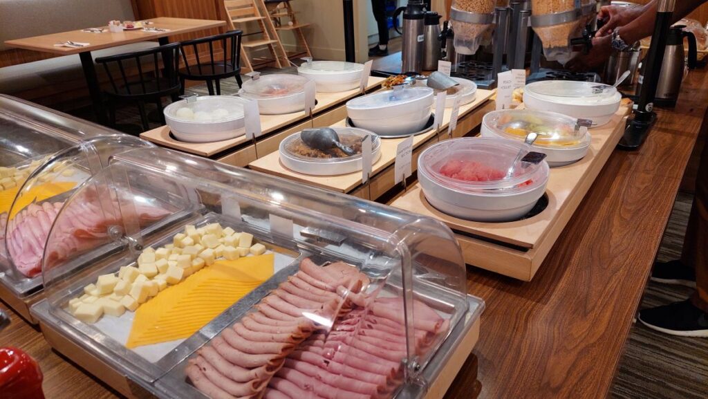 Banff Aspen Lodge - Breakfast